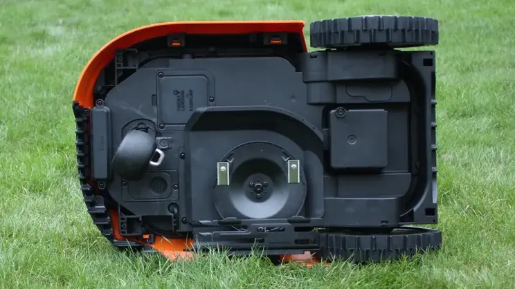 Worx Landroid M500 Plus på ladestasjonen