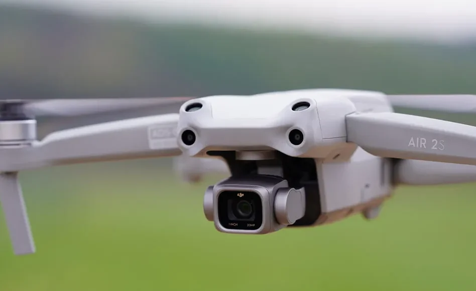 Drone DJI Air 2S en vol au-dessus d'un paysage montagneux