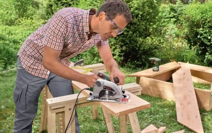 Sirkelsag i bruk på verksted