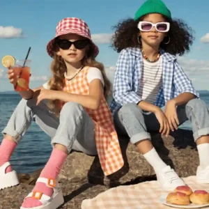 une-affiche-de-vetements-des-enfants-et-possoir-de_1