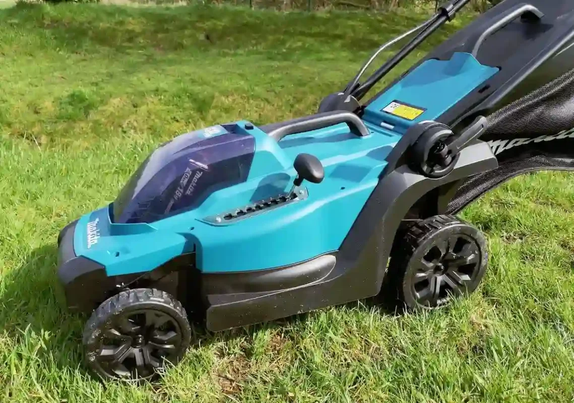 Makita DLM330Z